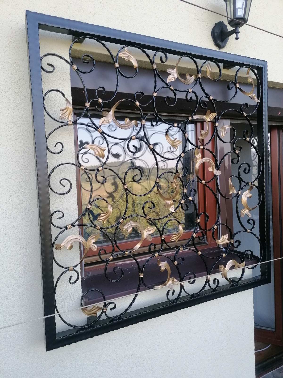 Kovana željezna ograda s ukrasnim elementima