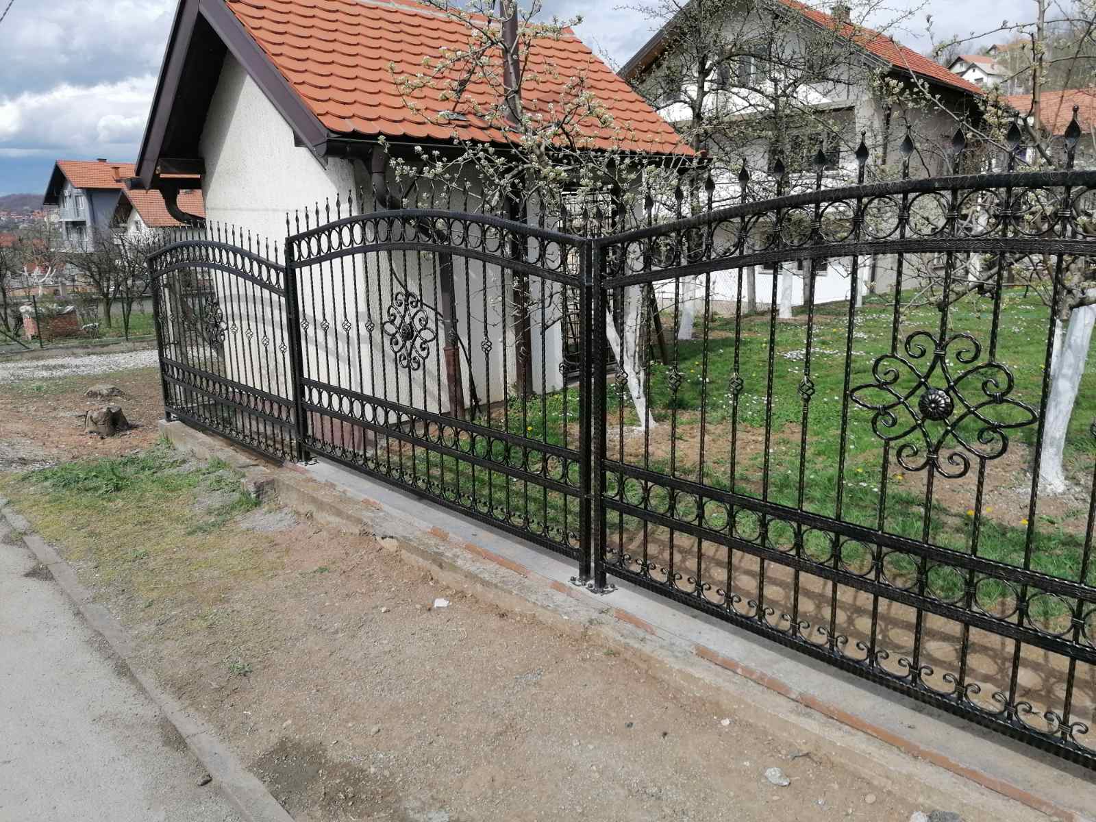 Kovana željezna ograda s ukrasnim elementima